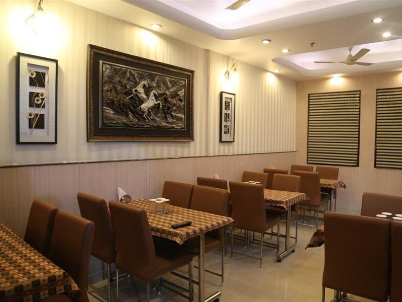 Hotel Aster Inn New Delhi Экстерьер фото