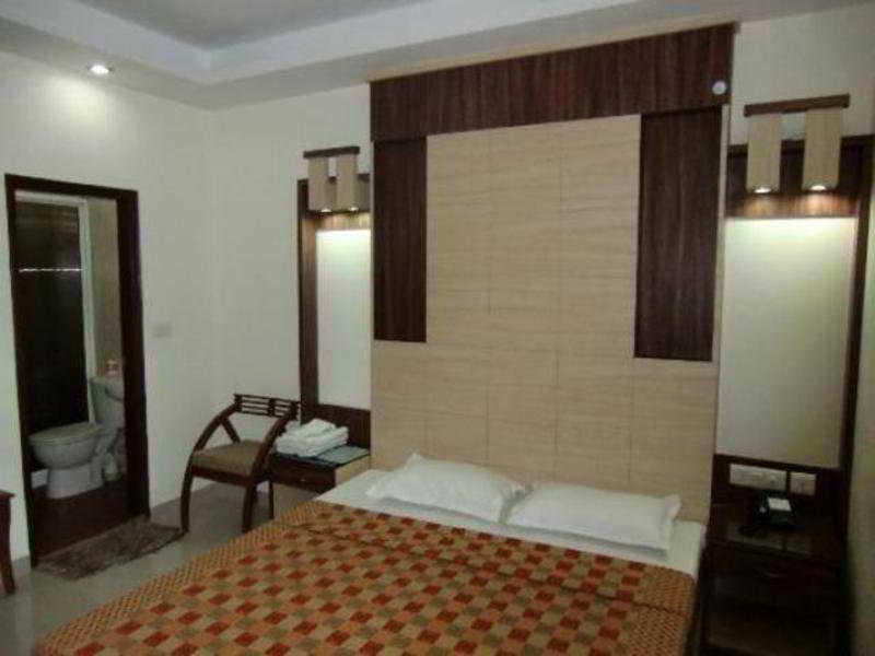 Hotel Aster Inn New Delhi Экстерьер фото