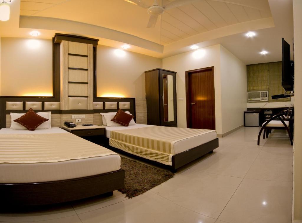 Hotel Aster Inn New Delhi Экстерьер фото